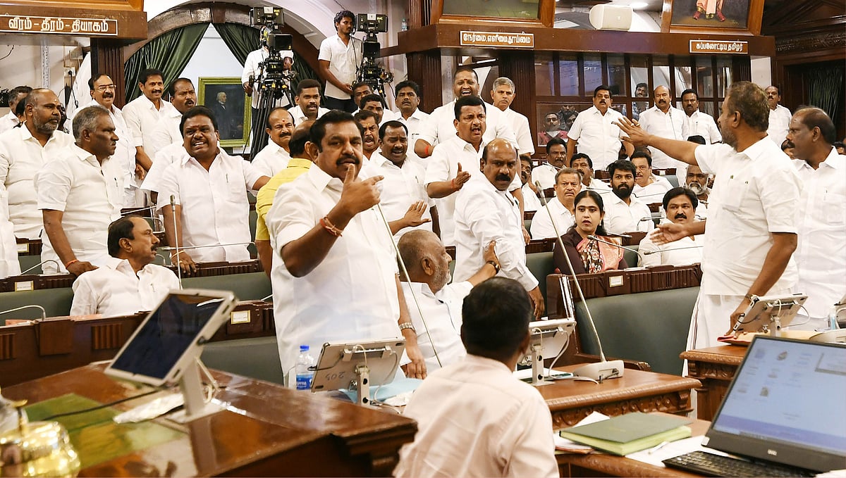 இருக்கை விவகாரம்; `சபாநாயகருக்கு உத்தரவிட வேண்டும்!' - நீதிமன்றத்தில் முறையிடும் எடப்பாடி
