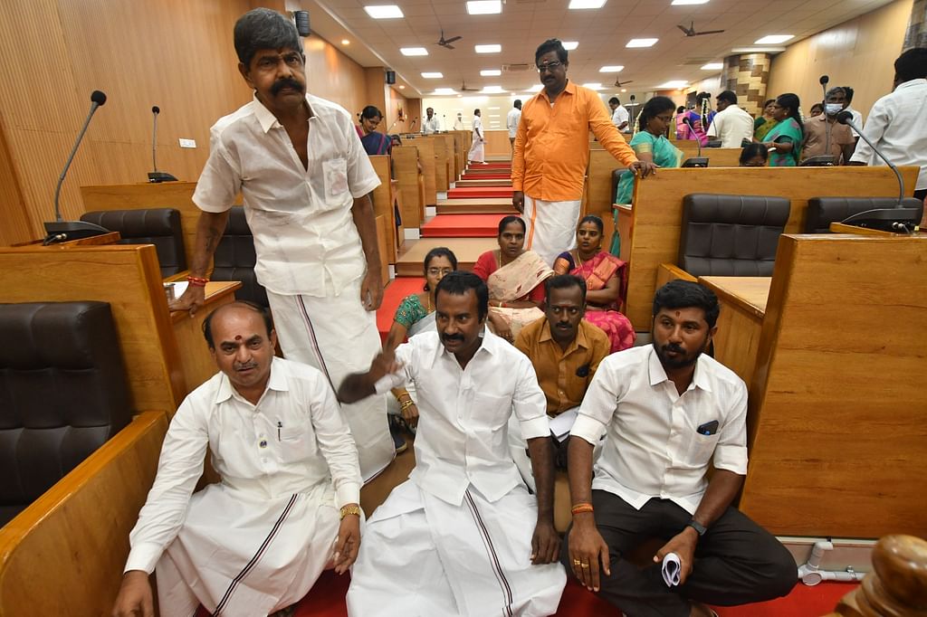 அ.தி.மு.க கவுன்சிலர்கள் போராட்டம்