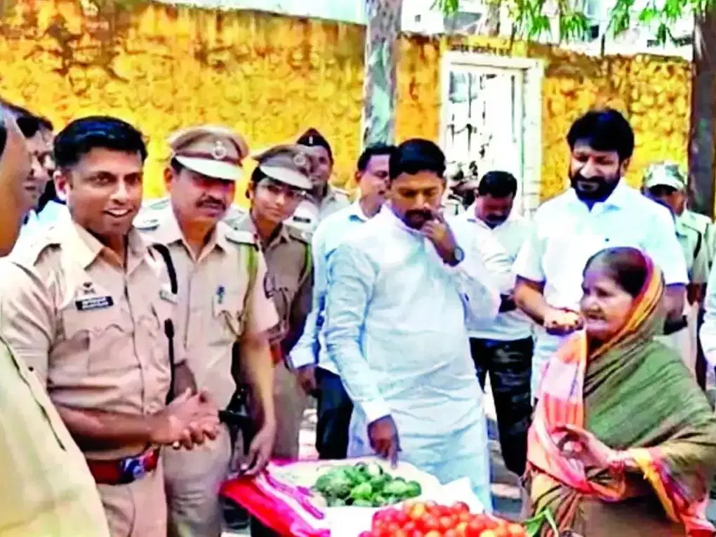 போலீஸ் நிலையத்தில் விளைபொருள்களை விற்பனை செய்ய இடம் ஒதுக்கிய எஸ்.பி!