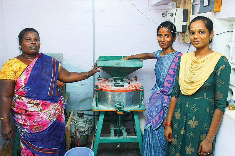 மாவரைக்கும் இயந்திரத்துடன்