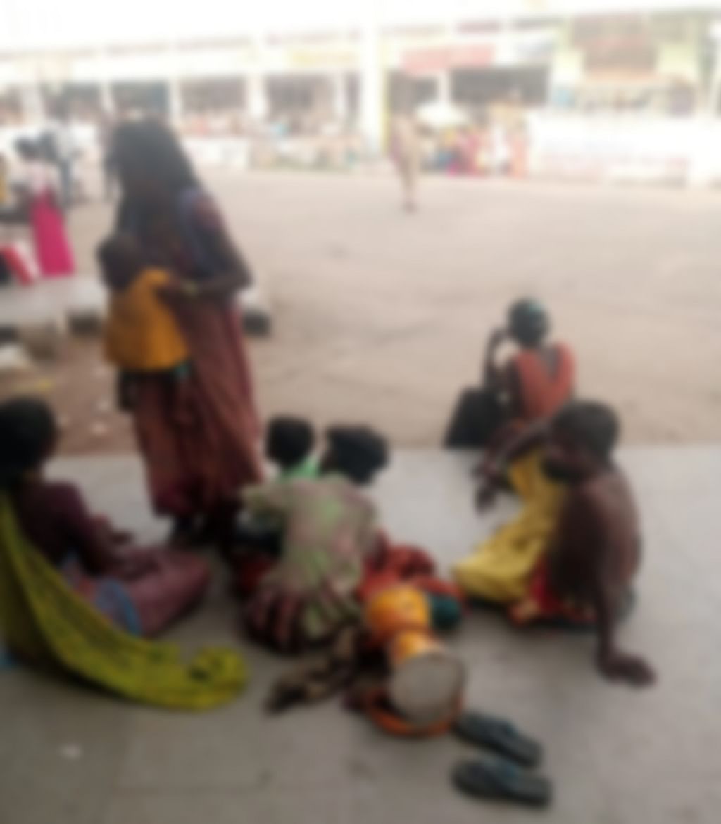 ஹோட்டலுக்கு வெளியே யாசகம் கேட்டு காத்திருந்தவர்கள்