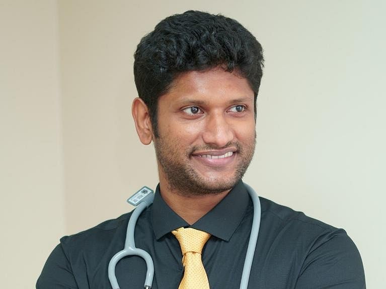 எலும்பியல் நிபுணர் தினேஷ் சவுத்ரி 