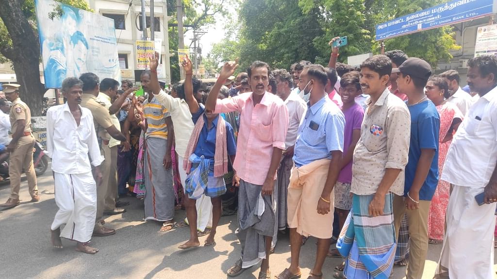 கும்பகோணத்தில் போராட்டம் நடத்திய உறவினர்கள்