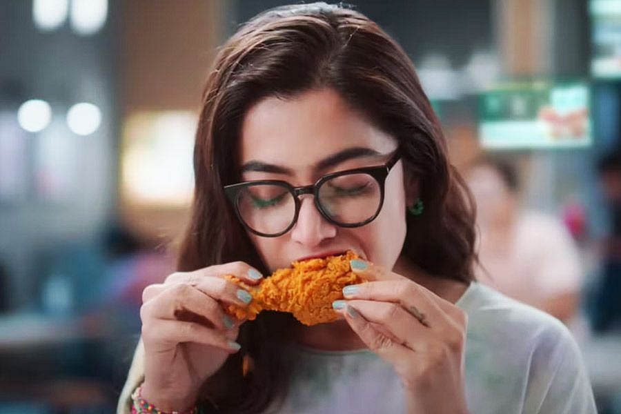 `சிக்கன் சாப்பிட்டது ஒரு குத்தமா?'; ராஷ்மிகா மந்தனாவைச் சுற்றும் விமர்சனங்கள்!