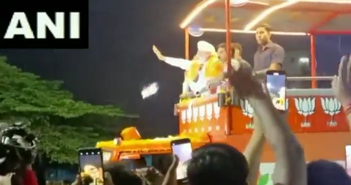 மோடியை நோக்கி வீசப்பட்ட மொபைல் போன் - பாதுகாப்பில் குளறுபடியா? நடந்தது என்ன?!