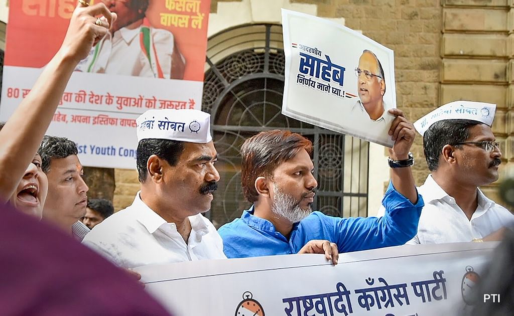 `ராஜினாமாவை ஏற்க மாட்டோம்; தலைவராக சரத் பவார் தொடர வேண்டும்!' - கட்சி நிர்வாகிகள் கூட்டத்தில் முடிவு