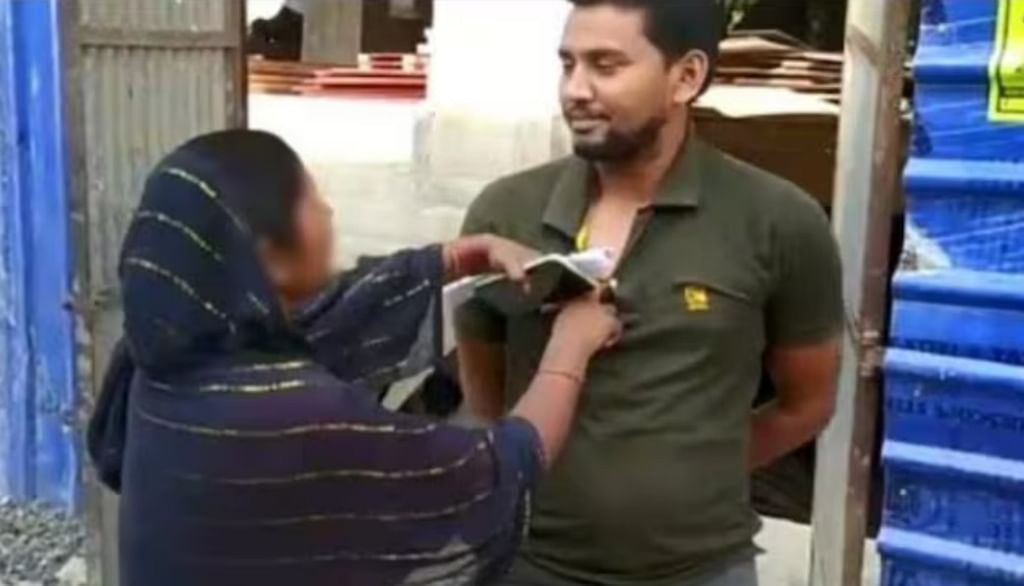 சட்டையைப் பிடித்து இழுத்துச் சென்ற இளம்பெண்