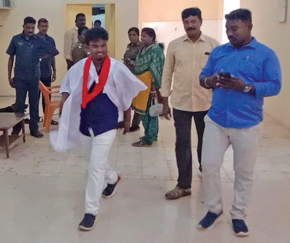 “கறுப்பு நிறத்தில் ஏன் உள்ளாடை அணிந்திருக்கிறாய்?” - கண்ணியம் மீறிய காவல்துறை...