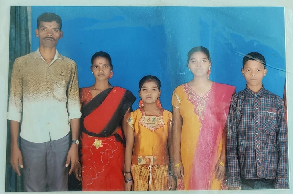 மாணவி லாவண்யா தன் குடும்பத்தினருடன்