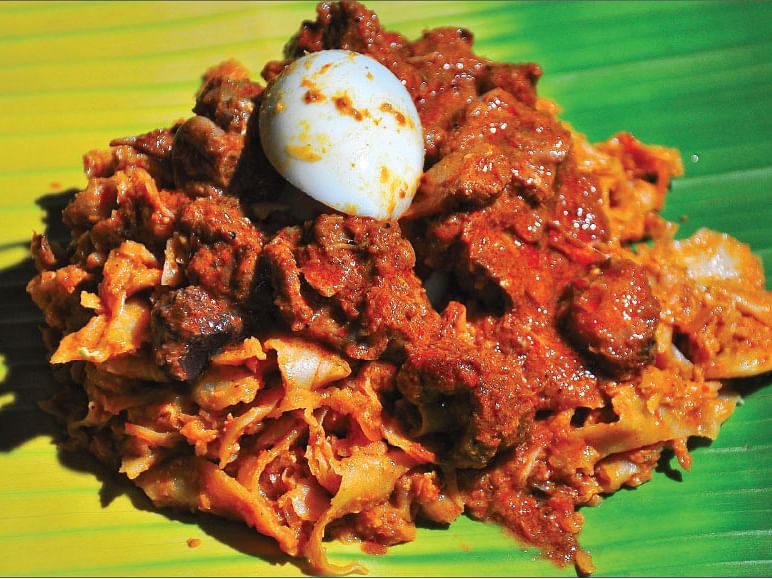 இலை பரோட்டாவும் நாட்டுக் கோழி வறுவலும்! - சப்புக்கொட்ட வைக்கும் கரூர் ராமசாமி டிபன் ஸ்டால்