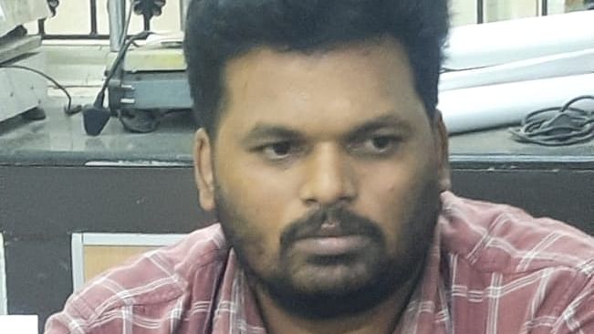 சிக்கிய தொழிலாளர் உதவி ஆய்வாளர்
