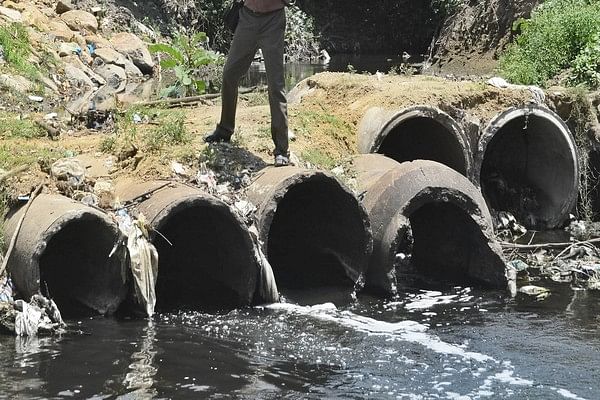 ஆற்றுக்குள் திருப்பப்படும் கழிவுநீர்