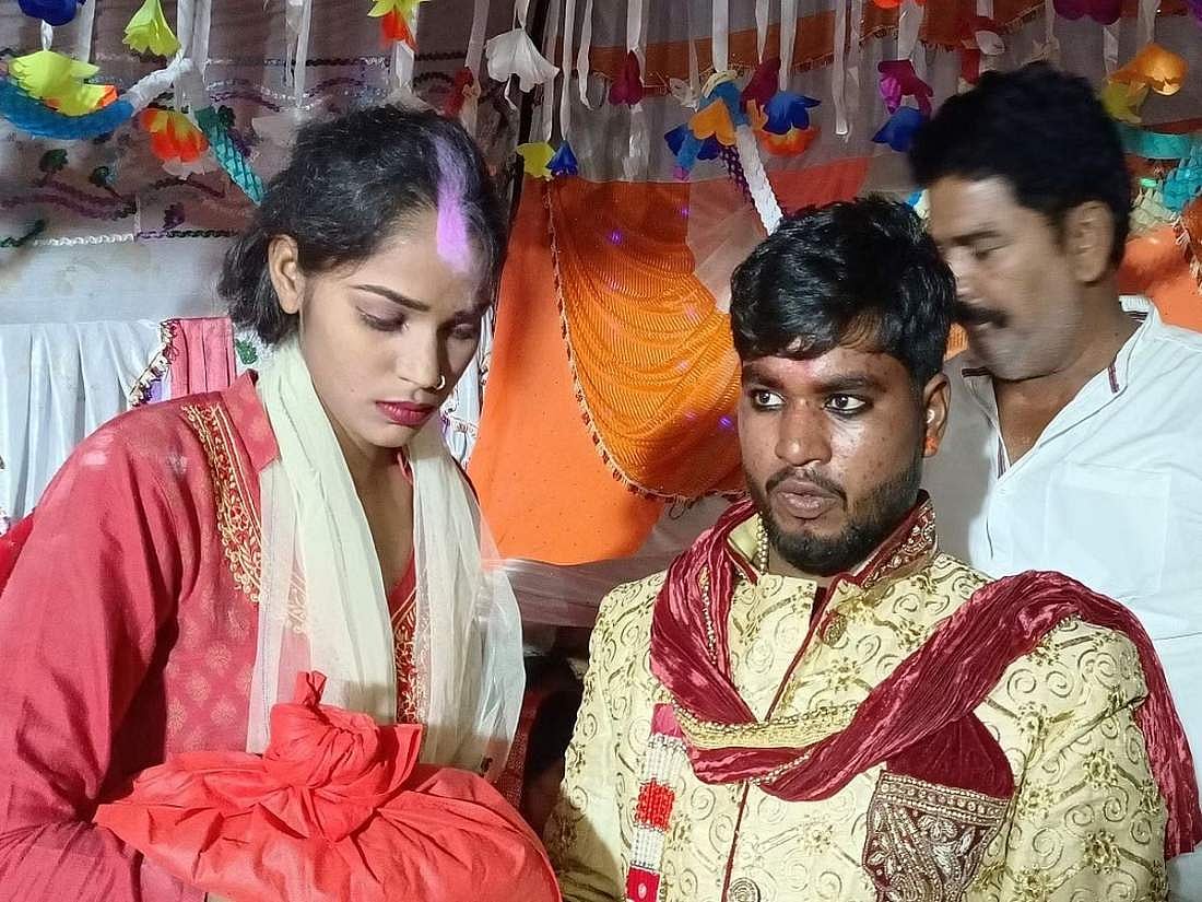 `என்னதான் கல்யாணம் பண்ணிக்கணும்' - அக்காவுக்கு மாலை அணிவித்துவிட்டு, தங்கையை திருமணம் செய்த மணமகன்!