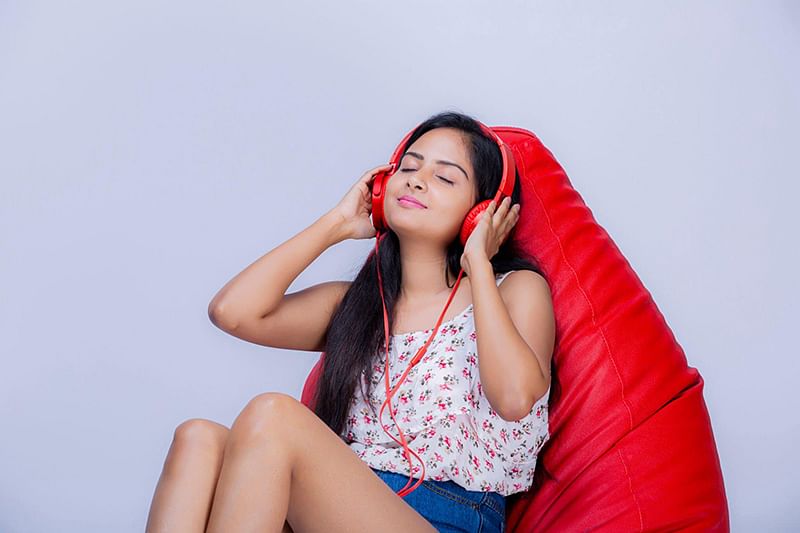 என்ன நோய், எந்த டாக்டர்? 16 - இயர்போன், இயர்பாட்ஸ் உபயோகம்... கேட்கும் திறனை பாதிக்குமா?