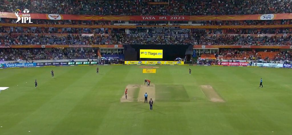 Round the wicket bowling