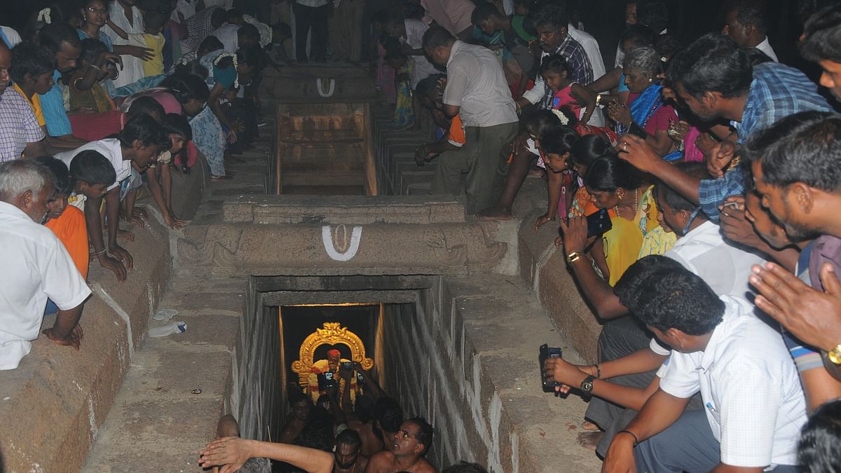 நடவாவி கிணற்றில் 
ஶ்ரீவரதர் தரிசனம்