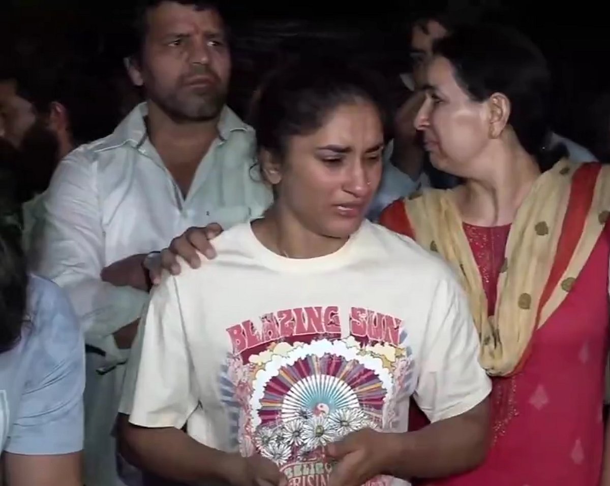 ``நாங்கள் இப்படிப்பட்ட நாள்களைப் பார்க்கவா பதக்கங்களை வென்றோம்!'' - மல்யுத்த வீராங்கனை வேதனை