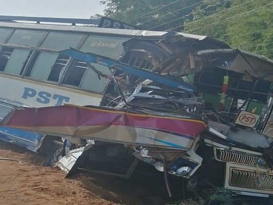 நெல்லை: தனியார் பேருந்தின் டயர் வெடித்து விபத்து; சாலையில் வந்த வேன் மோதியதில் 26 பேர் காயம்!