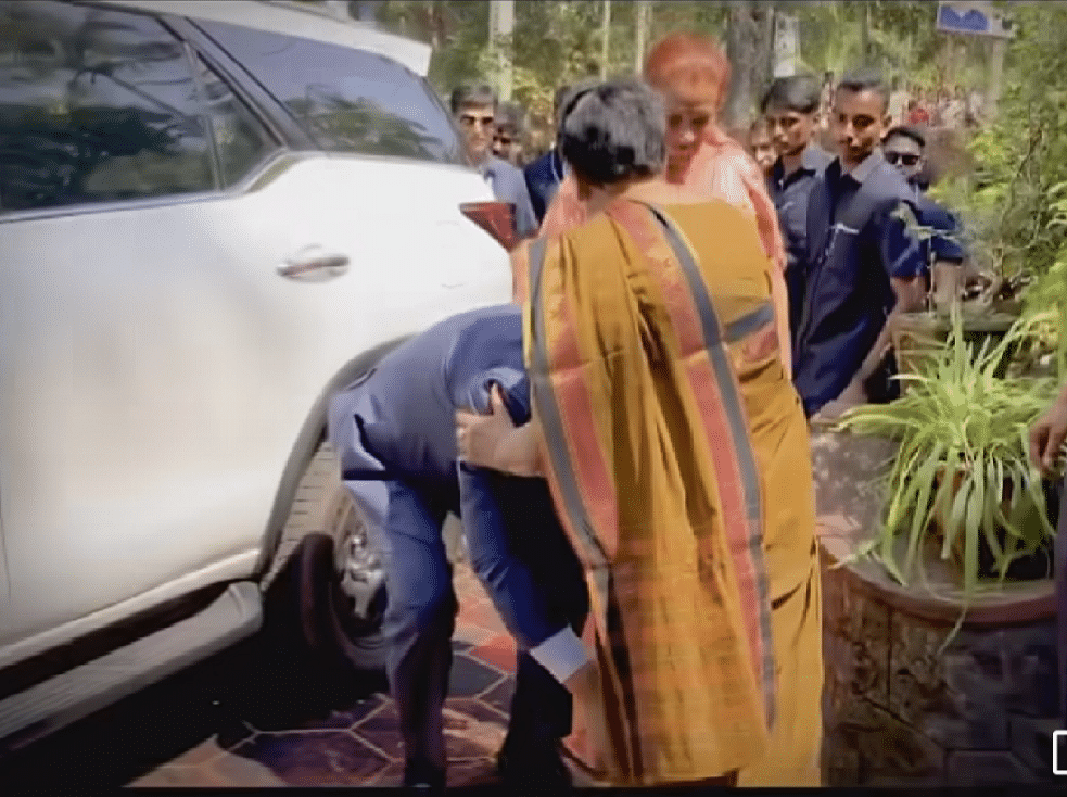 ஆசிரியர் காலை தொட்டு வணங்கிய துணை ஜனாதிபதி ஜக்தீப் தன்கர்