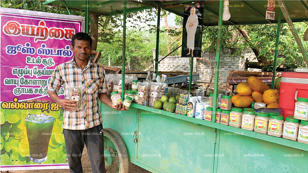 ஜூஸ் கடையில் சசிகுமார்