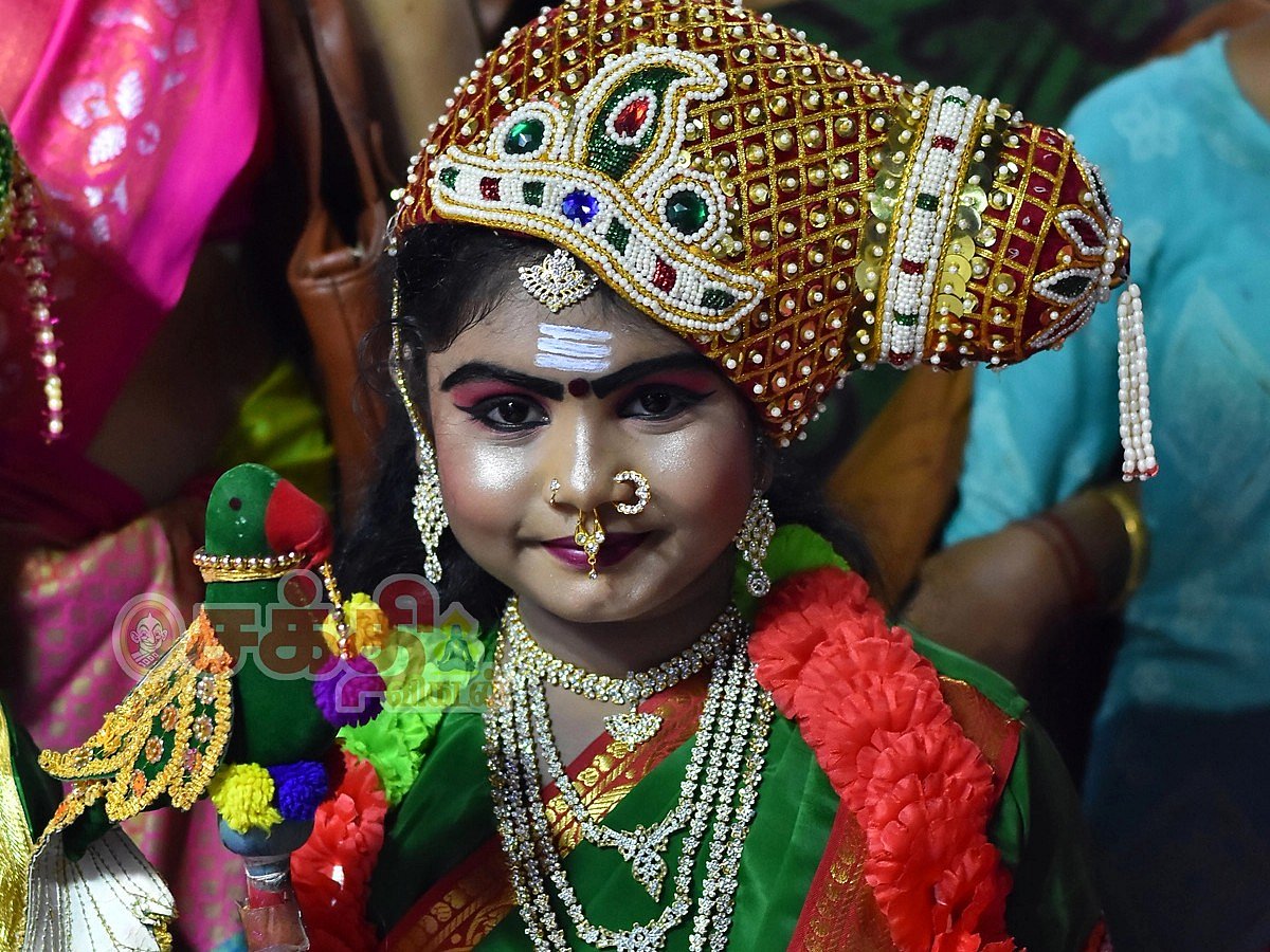 மதுரை சித்திரைத் திருவிழா: பல்வேறு அலங்காரங்களில் வீதி உலா சென்ற குழந்தைகள் |PhotoAlbum