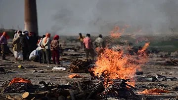 `என்னை விட்டுப்போகாதே நண்பா!' புற்று நோயால் இறந்த உயிர் நண்பனின் சிதையில் குதித்து உயிரை விட்ட நபர்!