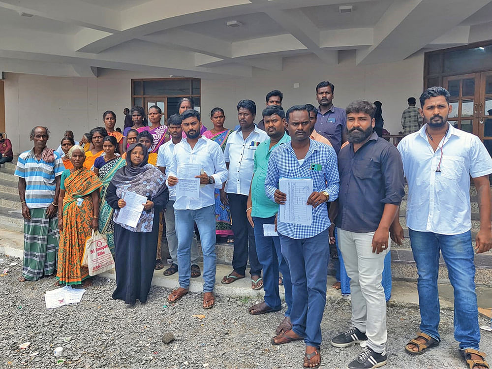 ஆட்சியரிடம் புகாரளிக்க வந்த நாம் தமிழர் கட்சியினர்...