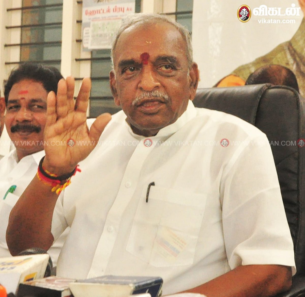 ``தமிழ்நாடு அரசு மதுவில் சயனைடு கலந்து கொடுக்கிறது!