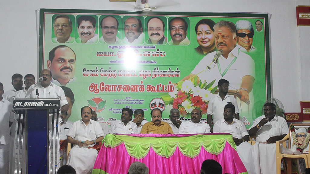 ஓ.பி.எஸ் ஆதரவாளர்கள்