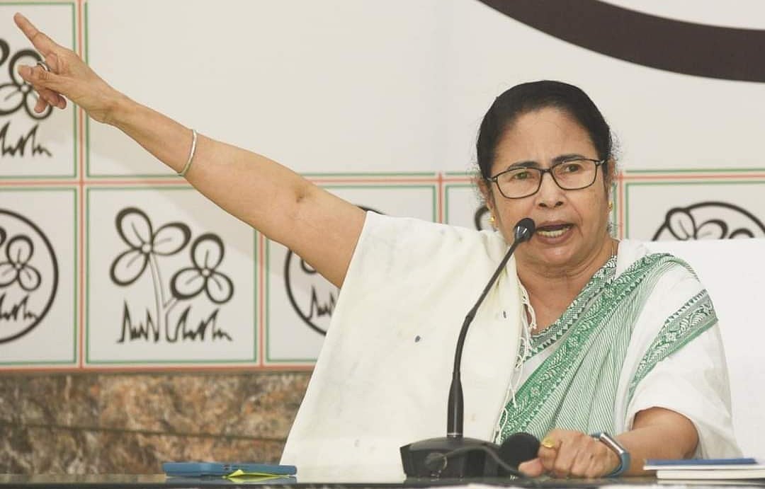Lok Sabha Poll: `மேற்கு வங்கத்தில் தனித்துப் போட்டி' - அதிரடியாக அறிவித்த மம்தா... காரணம் என்ன?