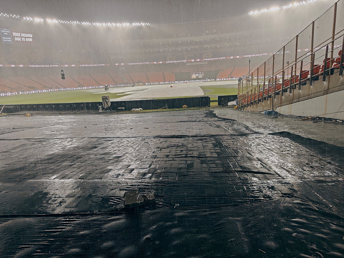 IPL 2023 Final: `கொட்டித் தீர்க்கும் மழை'; தாமதமான டாஸ்; எப்படி இருக்கிறது கிரவுண்ட்? | Photo Album