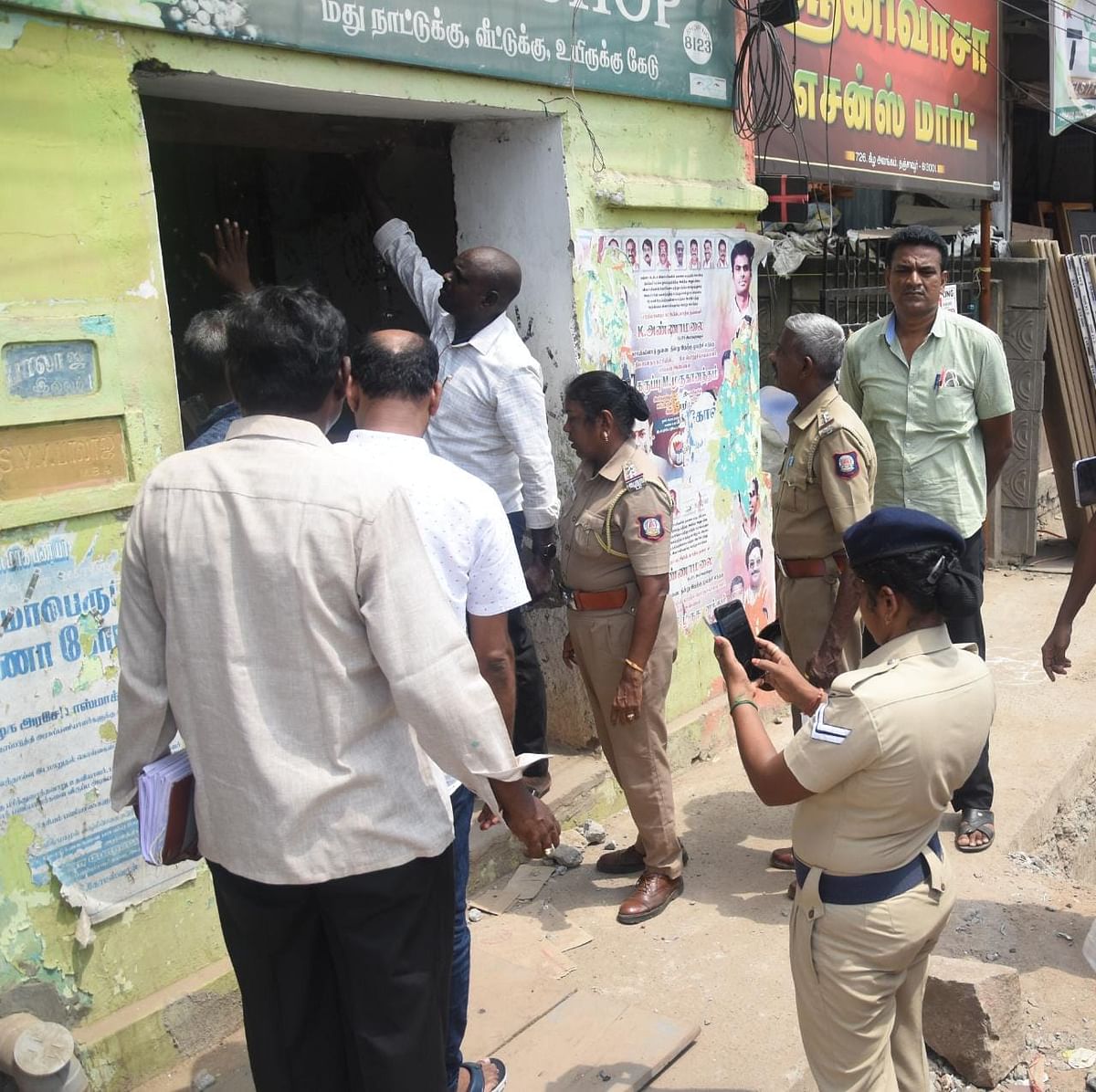 தஞ்சாவூர் டாஸ்மாக் கடையில் ஆய்வு