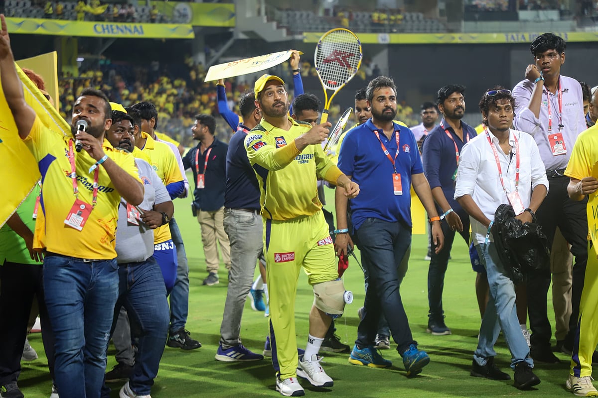 Dhoni: கவாஸ்கர் சட்டையில் ஆட்டோகிராஃப்; ரசிகர்களுக்கு கிஃப்ட்; சேப்பபாக்கில் நெகிழ்ந்த தோனி!