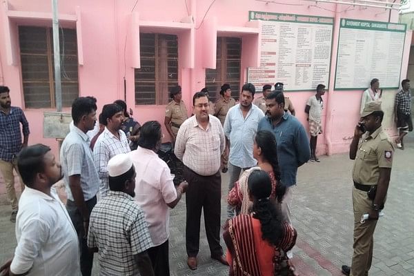 மருத்துவமனையில் மாவட்ட ஆட்சியர்