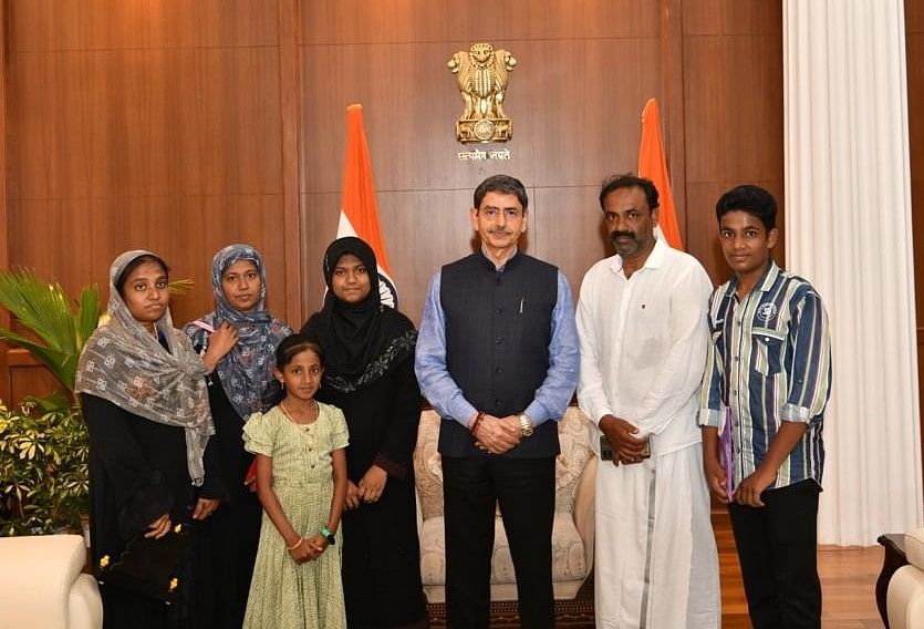 ஏழை மாணவிக்காகத் திறக்கப்பட்ட `ராஜ் பவன்' விருந்தினர் மாளிகைக் கதவுகள்!