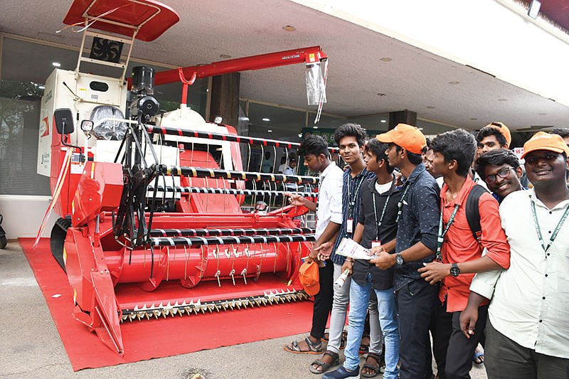 கருவிகளைப் பார்வையிடும் மாணவர்கள்
