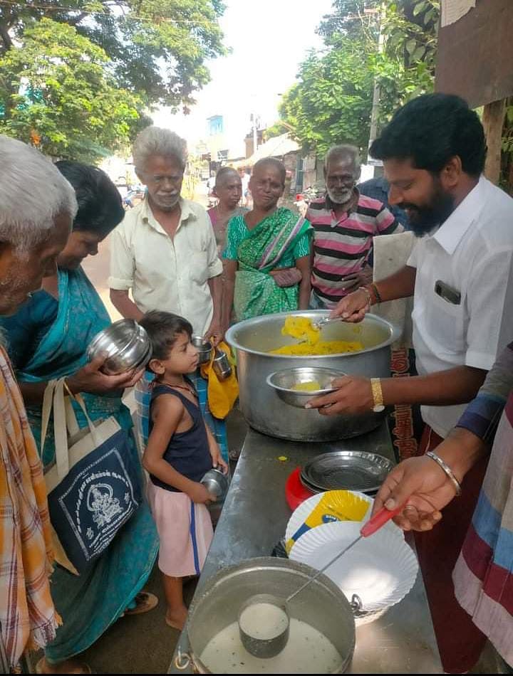 விஜய் விலையில்லா விருந்தகம்