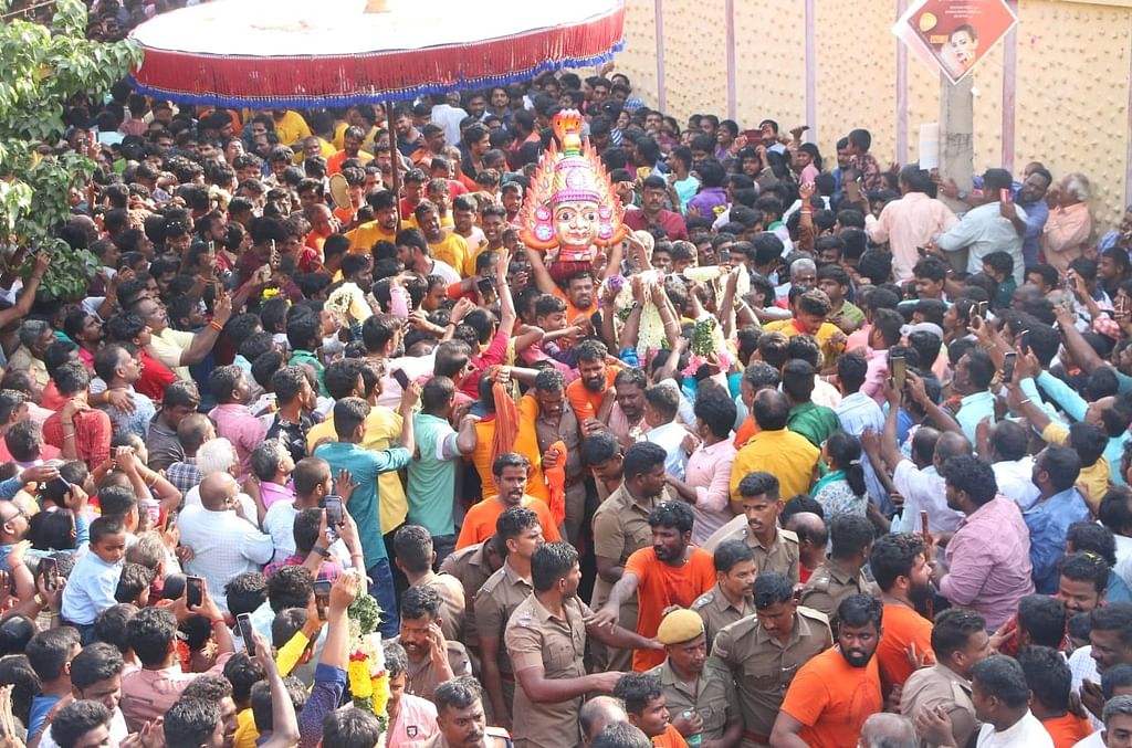 பக்தர்கள் வெள்ளத்தில் மிதந்துவந்த கெங்கையம்மன் சிரசு