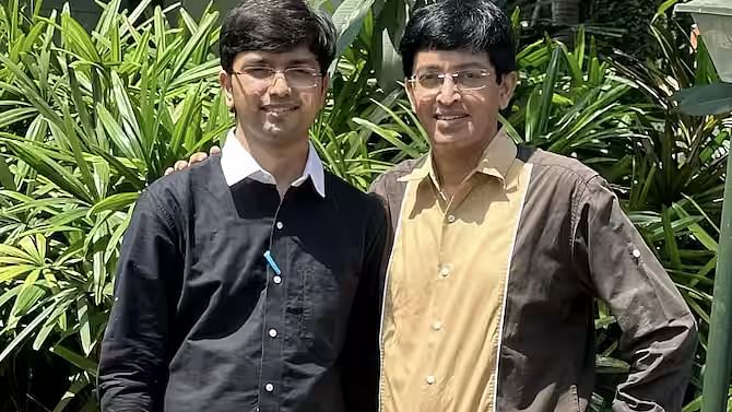 மகனுடன் ராதாகிருஷ்ணன் ஐ.ஏ.எஸ்