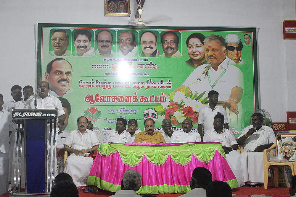 ஓ.பி.எஸ் ஆதரவாளர்கள்