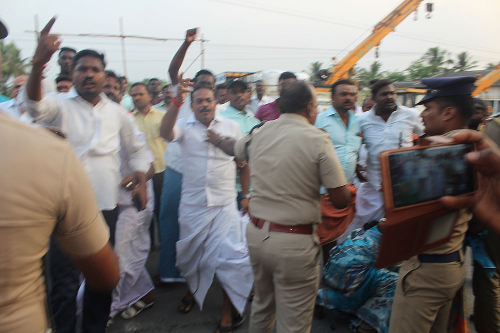 ‘சேலம் மாநாட்டைத் தடுக்கும் முயற்சியா?’ - அடிதடி இ.பி.எஸ் தரப்பு... புகார் வாசிக்கும் ஓ.பி.எஸ் அணி!