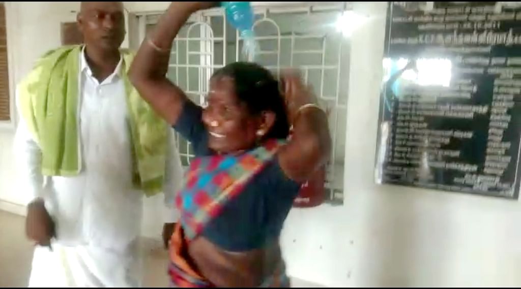 தீக்குளிக்க முயற்சி