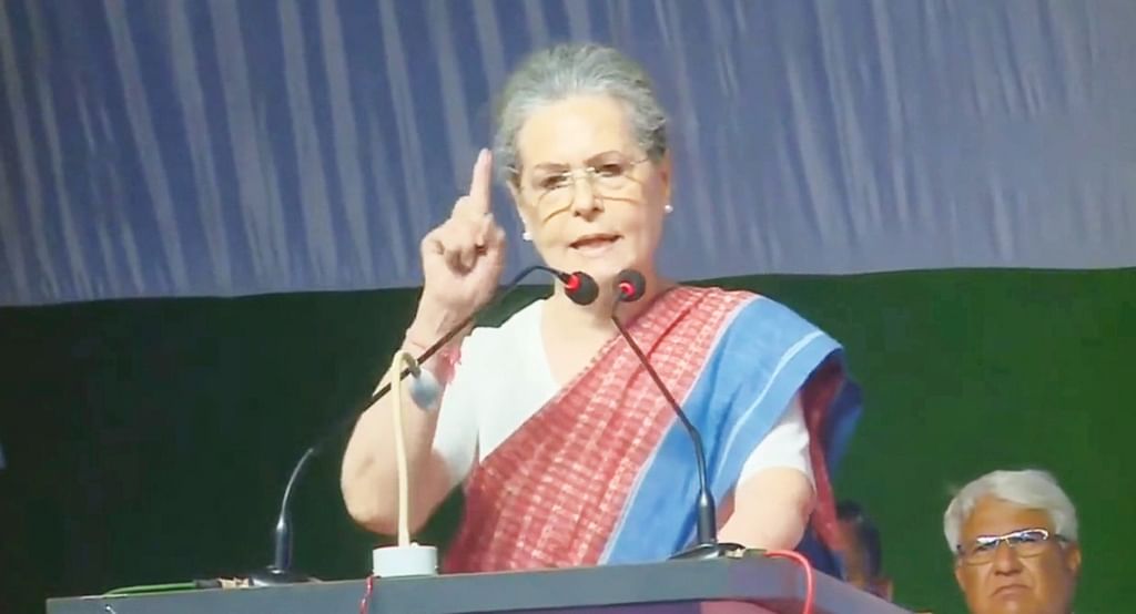 கர்நாடகத்தில் பேசிய சோனியா காந்தி.