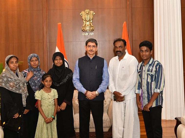 ஏழை மாணவிக்காகத் திறக்கப்பட்ட `ராஜ் பவன்' விருந்தினர் மாளிகைக் கதவுகள்!