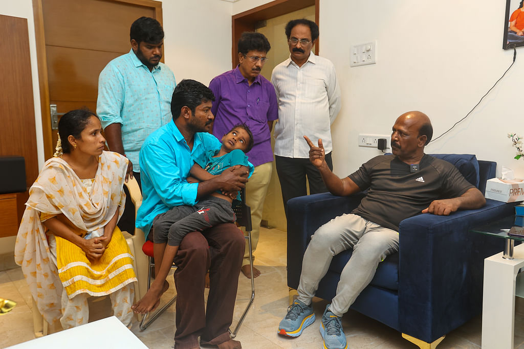 சிறுவனின் குடும்பத்துடன் அமைச்சர்