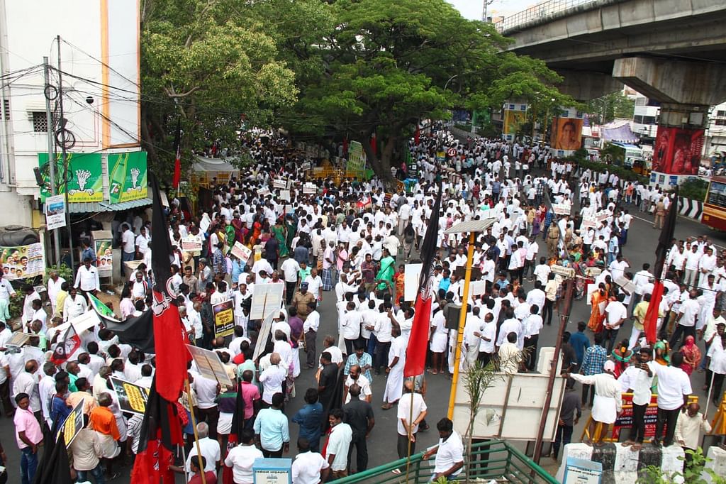 அதிமுக தொண்டர்கள்