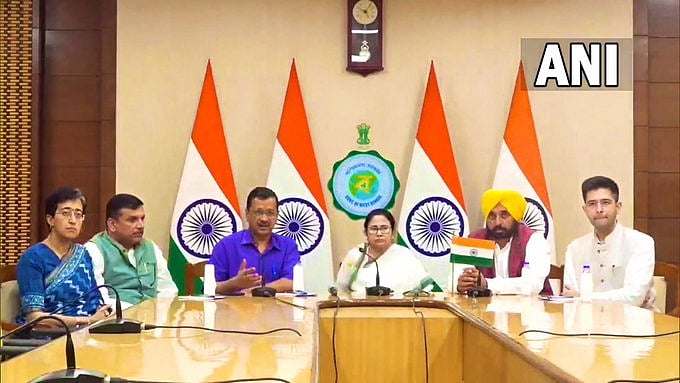 டெல்லி விவகாரம்: ``நாட்டின் பெயரையே மத்திய அரசு மாற்றிவிடும் என பயமாக உள்ளது'' - மம்தா பானர்ஜி