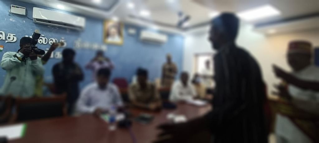 மாவட்ட வருவாய் அலுவலரிடம் முறையிட்டபோது...