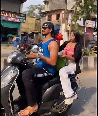 இரு சக்கர வாகனத்தில் குளித்துக்கொண்டே சென்ற தம்பதி… யூடியூபர் செயலும், போலீஸ் ஆக்‌ஷனும்!