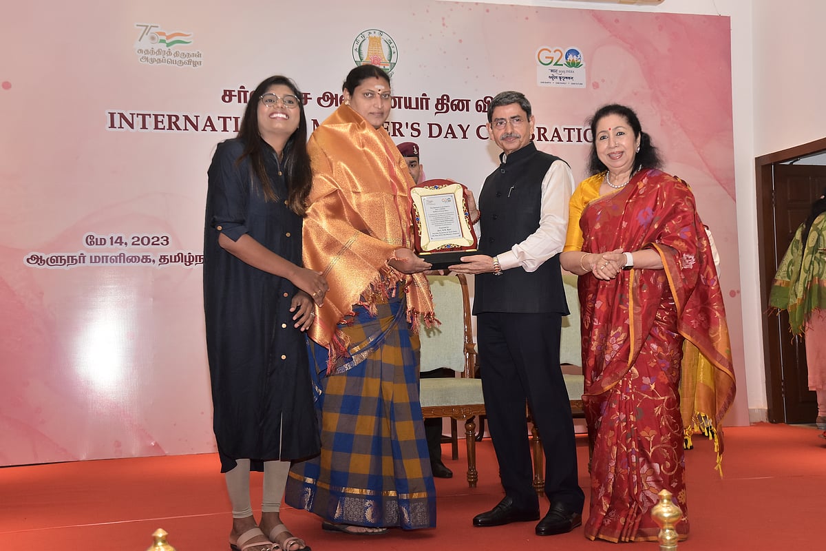 `கல்வி ஆசையை என் புள்ள மூலமா பூர்த்தி பண்ணிக்கிட்டேன்!' `சிறந்த அன்னை' விருது பெற்ற திருநங்கை ஹீனா